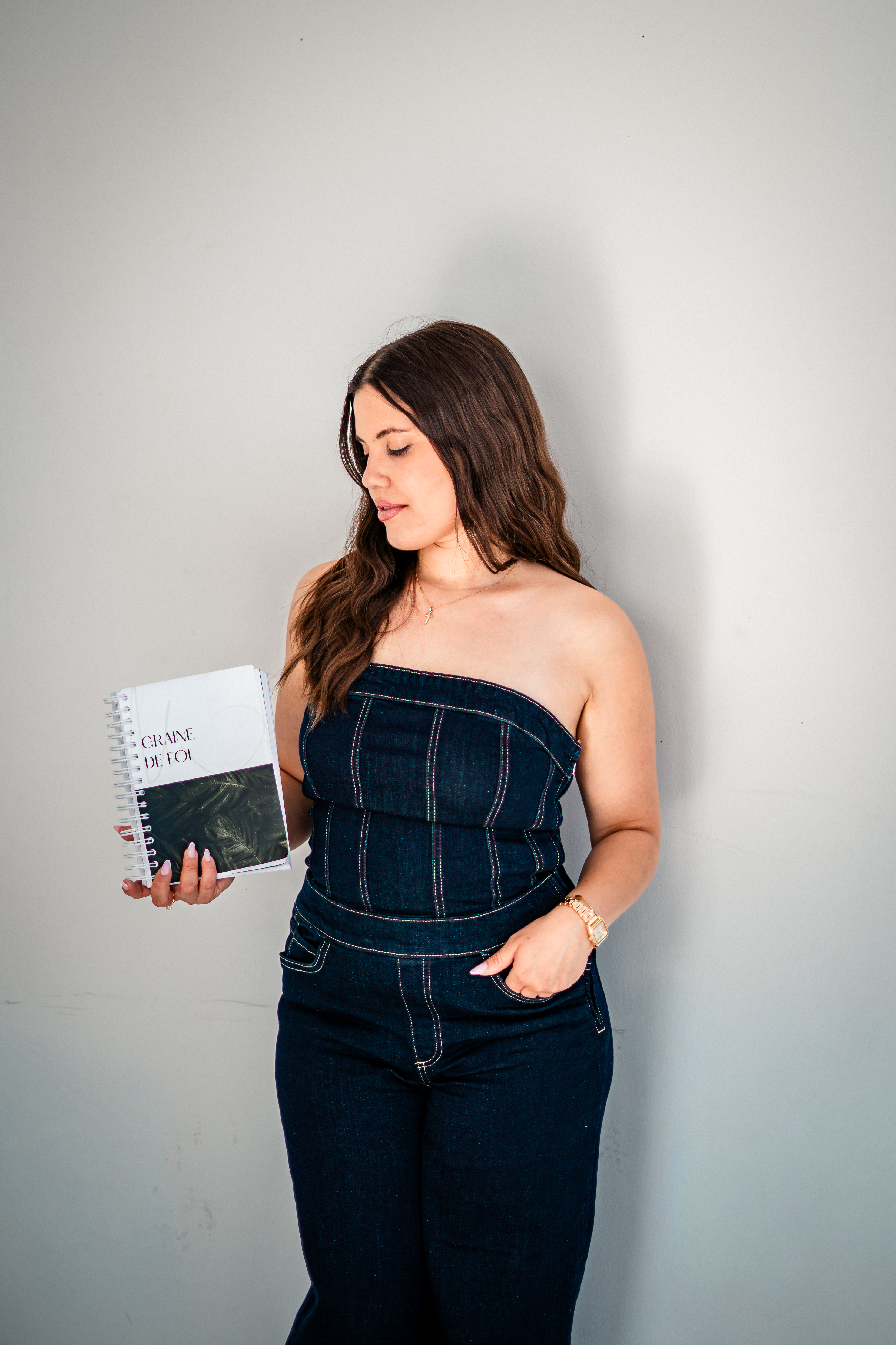 Camille Gicquiaud tenant le planner Graines de Foi
